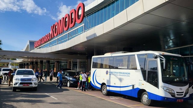 Wisatawan yang tiba di Bandara Komodo langsung mendapat pengawalan aparat, Selasa (2/8/2022). Foto: Badan Otorita Pelaksana Labuan Bajo Flores (BOPLBF)
