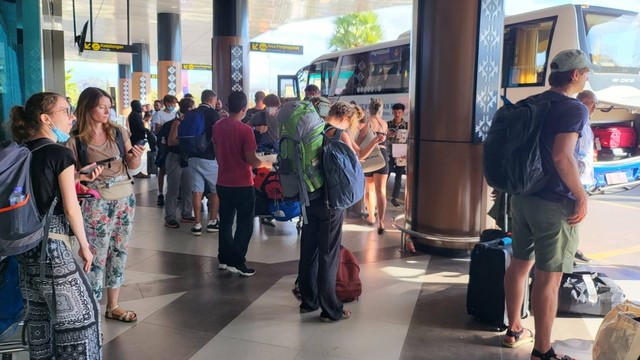 Wisatawan yang tiba di Bandara Komodo langsung mendapat pengawalan aparat, Selasa (2/8/2022). Foto: Badan Otorita Pelaksana Labuan Bajo Flores (BOPLBF)