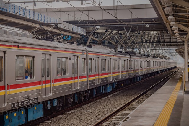 Stasiun dekat GOR Bekasi, Foto: Unsplash/Febrian Adi