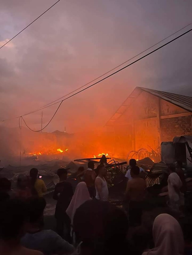 Kebakaran yang terjadi di Desa Rawajaya, Tobelo, Halmahera Utara. Foto: Istimewa