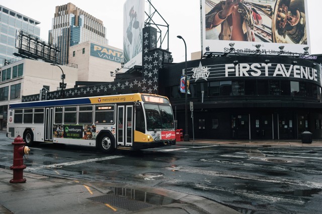 Ilustrasi cara bayar teman Bus. foto unplash, weston m