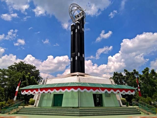 Tugu Khatulistiwa di Pontianak (Foto: Flickr/baka_neko_baka)