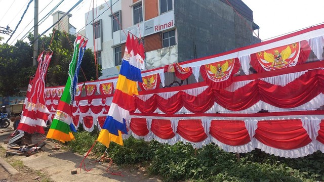 Bendera dan umbul-umbul di Jalan Teuku Umar, Kedaton, Bandar Lampung. | Foto: Sinta Yuliana/Lampung Geh