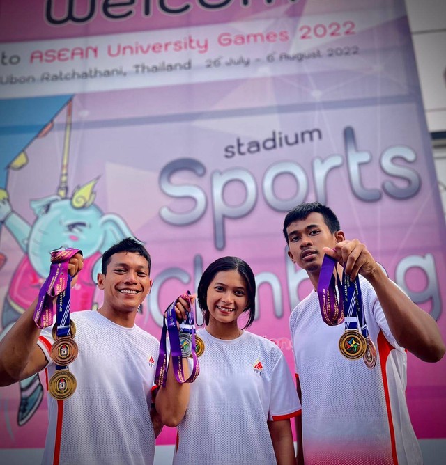 Tiga mahasiswa UM Surabaya, Kharisma Rgil, Rahmad Adi dan Fathur Roji di Asean University Games 2022 (Foto/Dok/Humas).
