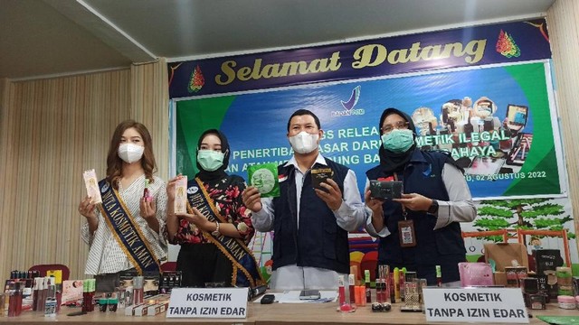 Kepala BBPOM Pekanbaru, Yoseph Setiawan bersama Duta Kosmetik BPOM, Selasa, 2 Agustus 2022 (Defri Candra/Selasar Riau)