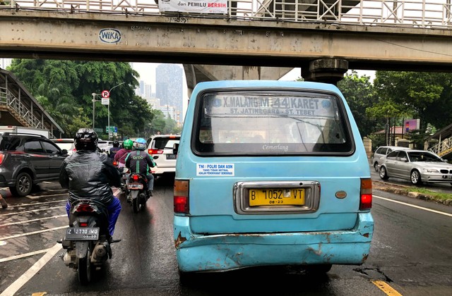 Ilustrasi angkutan umum di jalanan jakarta. foto: Unsplash.com