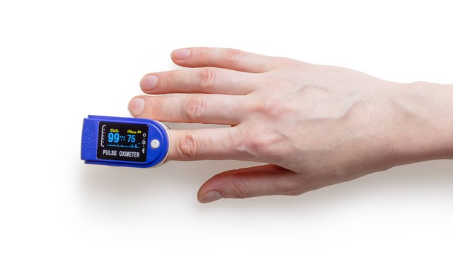 Salah satu cara untuk mengukur saturasi oksigen adalah dengan menggunakan oximeter. Foto: Unsplash.com