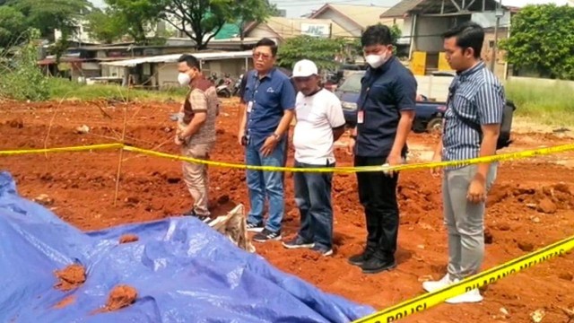 Satgas Pangan Mabes Polri mendatangi lokasi TKP pemendaman Banpres di lahan kosong kawasan KSU, Kecamatan Sukmajaya, Kota Depok.  Foto: Dok. Istimewa