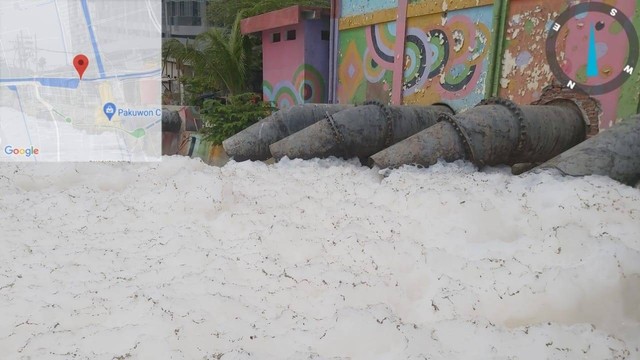 Sungai di kawasan Jalan Kalisari Damen, Surabaya diselimuti busa tebal berwarna putih, Selasa (2/8/2022). Foto: Pemkot Surabaya