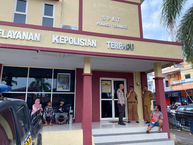 Sekretaris DPRD Kota Ternate Aldhy Ali langsung ke SPKT Polres Ternate saat mendengar oknum anggota DPRD dipolisikan. Foto: Samsul/cermat