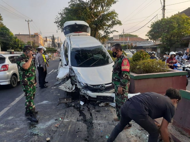 Mobil Honda Brio yang terlibat kecelakaan di Jalan Teuku Umar. | Foto: Ist