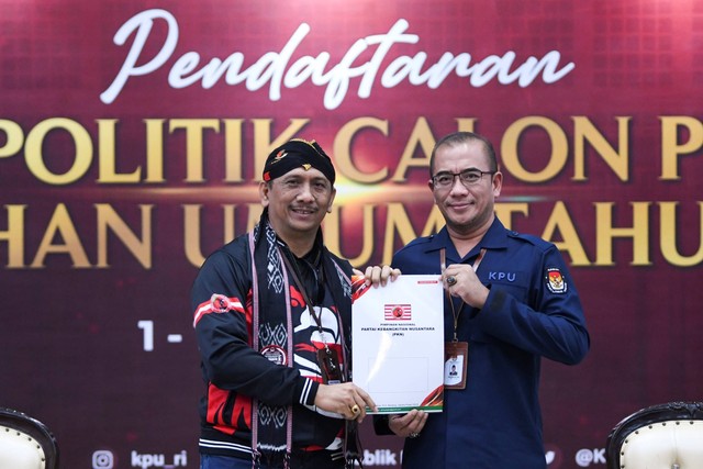 Ketua KPU Hasyim Asy'ari (kanan) menerima berkas pendaftaran dari Ketum Partai Kebangkitan Nusantara (PKN) I Gede Pasek Suardika (kiri) saat Pendaftaran Partai Politik Calon Peserta Pemilu tahun 2024 di Kantor KPU, Jakarta, Selasa (2/8/2022) Foto: Galih Pradipta/ANTARA FOTO