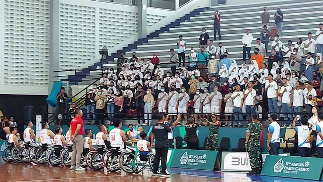 Suporter dan tim basket kursi roda ASEAN Para Games 2022 Indonesia menyanyikan lagu Indonesia Raya di GOR Sritex Arena, Solo, Selasa (02/08/2022). FOTO: Fernando Fitusia