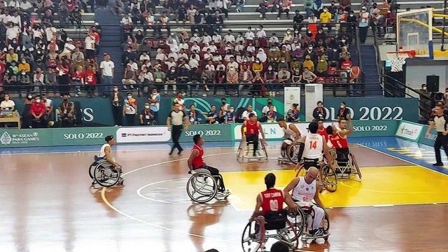 Pertandingan basket kursi roda ASEAN Para Games 2022 antara Indonesia versus Kamboja di GOR Sritex Arena, Solo, Selasa (02/08/2022). FOTO: Fernando Fitusia