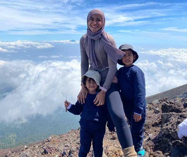 Lathifah, ibu muda berusia 33 tahun itu baru saja mendaki Gunung Slamet.