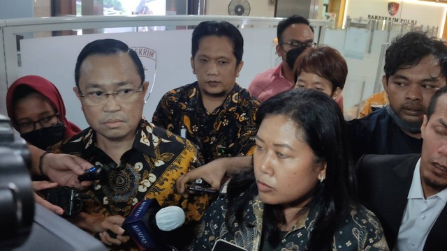 Tim kuasa hukum istri Kadiv Propam non aktif, Irjen Ferdy Sambo di Mabes Polri, Selasa (2/8).  Foto: Zamachsyari/kumparan