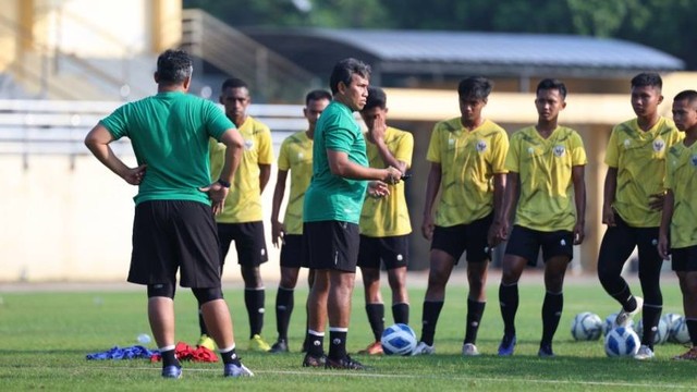 Pelatih Bima Sakti sedang memberikan arahan kepada pemain timnas Indonesia U-16. Foto: PSSI