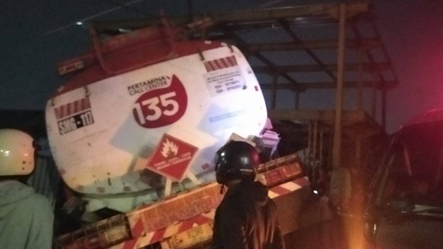 Kondisi truk pertamina usai terlibat kecelakaan di Tanah Putih Kota Semarang. Foto: Intan Alliva Khansa/kumparan