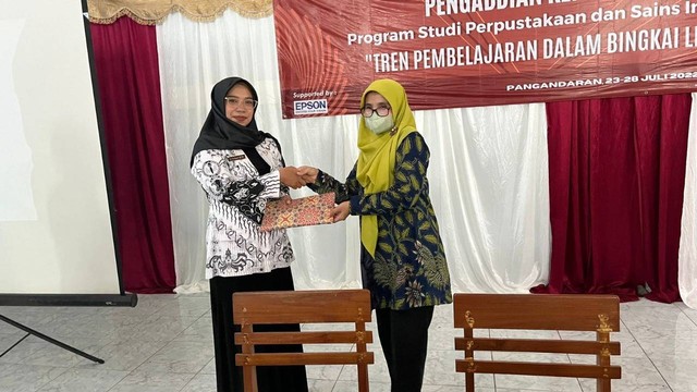 Dokumentasi Ketua Program Studi Perpustakaan dan Sains Informasi dengan Pihak Pangandaran. Sumber: Dokumentasi Pribadi