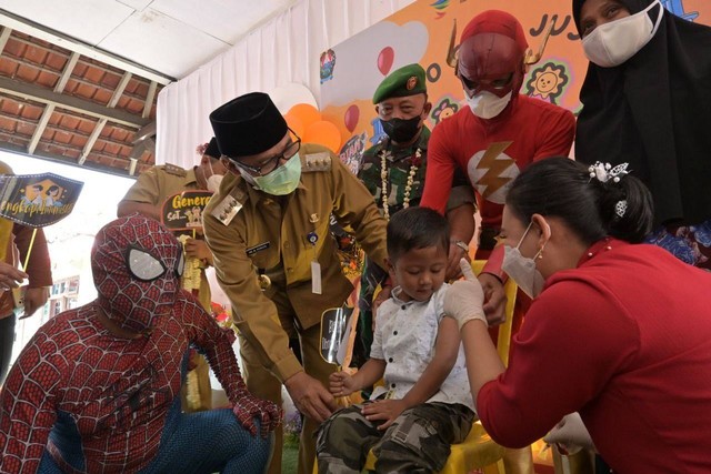Bupati Muhammad Al Khadziq menghadiri acara imunisasi anak dalam pencanangan Bulan Imunisasi Anak Nasional Kabupaten Temanggung, di Pendopo Kecamatan Kaloran, Selasa (2/8/2022). Foto: ari/Tugu Jogja