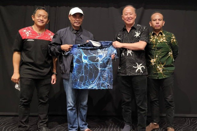 Gubernur NTT Viktor Bungtilu Laiskodat (kiri) dan Prof. dr Eka Wahjoepramono, Sp.BS(K), Ph.D. Foto: Dok. Istimewa