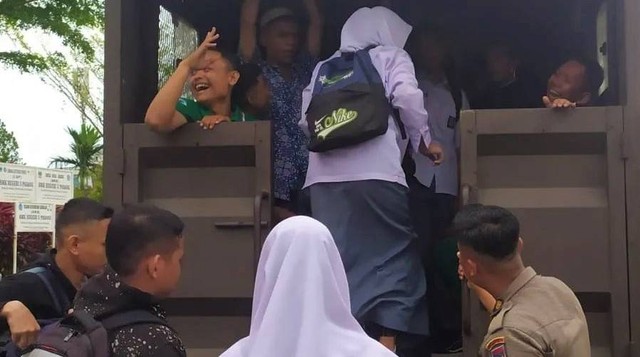 Sejumlah pelajar menaiki armada yang disediakan Satpol PP Padang sebagai bentuk pengawalan dan antisipasi terjadi tawuran susulan, Selasa 2 Agustus 2022. Foto: Humas