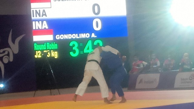 Atlet blind judo Indonesia, Agung Gondolimo, berlaga di ASEAN Para Games 2022 di Tirtonadi Convention Center, Solo. FOTO: Agung Santoso