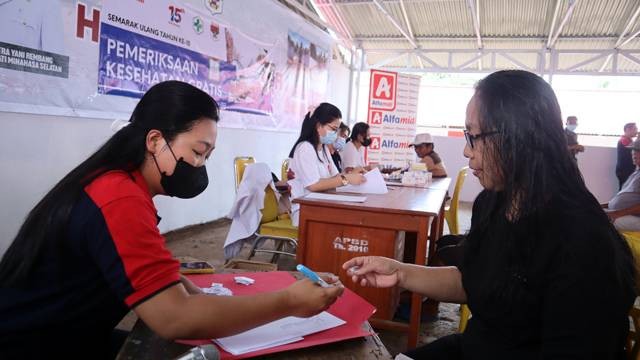 Pengobatan gratis yang digelar Alfamidi di Hunian Sementara untuk korban bencana alam di Minahasa Selatan.
