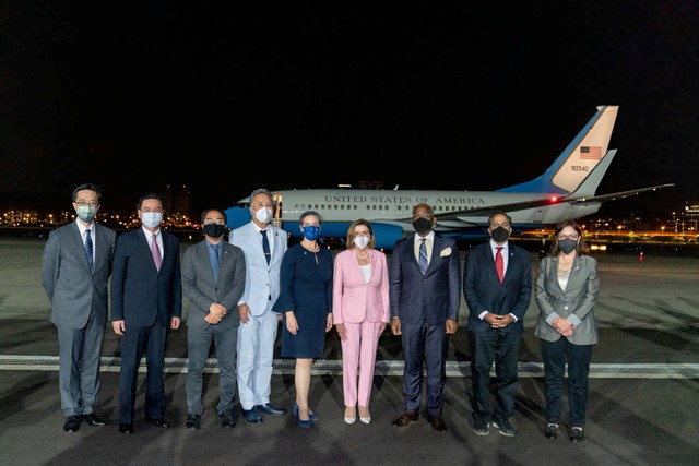 Menteri Luar Negeri Taiwan Joseph Wu berfoto bersama dengan Ketua DPR AS Nancy Pelosi, Direktur Institut Amerika di Taiwan (AIT) Sandra Oudkirk dan anggota delegasi lainnya di Bandara Songshan Taipei di Taipei, Taiwan, Selasa (2/8/2022). Foto: Taiwan Ministry of Foreign Affairs/Reuters