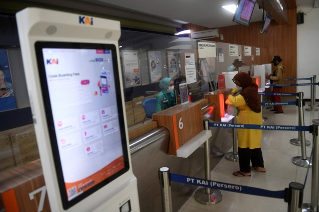 Sejumlah calon penumpang memesan tiket di loket Stasiun Pasar Senen, Jakarta, Selasa (2/8/2022). Foto: Akbar Nugroho Gumay/Antara Foto