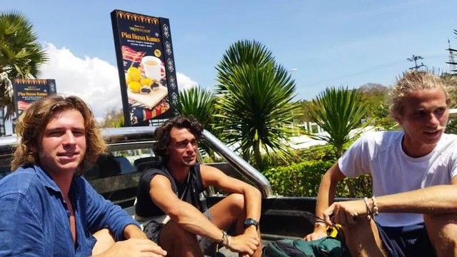 Tiga orang wisatawan asal Perancis tiba di Labuan Bajo dan diantar ke hotel menggunakan mobil dinas milik Pemkab Manggarai Barat, NTT, Selasa (2/8/2022). Mereka akan mengunjungi Pulau Rinca saat berwisata di Labuan Bajo. Foto: Fransiska Mariana Nuka/Antara
