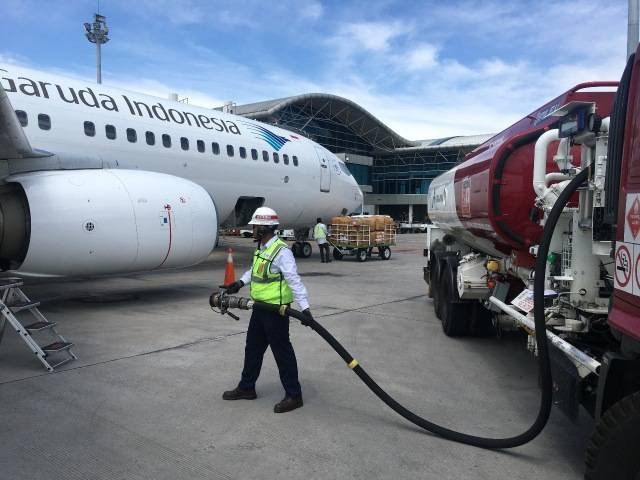 Pengisian bahan bakar pesawat. Foto: erl