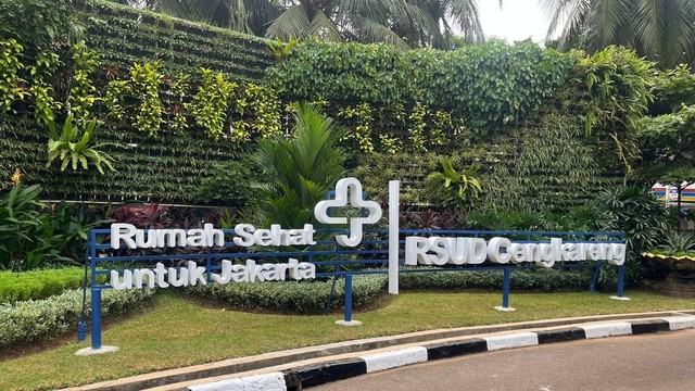 Nama rumah sakit menjadi Rumah Sehat Untuk Jakarta di RSUD Cengkareng, Jakarta Barat, Rabu (3/8/2022). Foto: Haya Syahira/kumparan