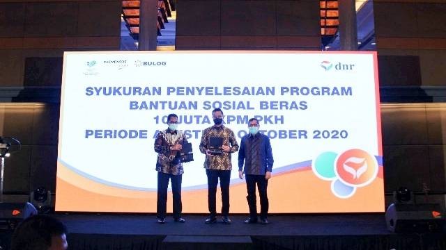 Eks Mensos Juliari Batubara (tengah) menghadiri penghargaaan DNR Corporation yang dianggap sukses menyalurkan banpres pada 2020. Dok: dnr.id
