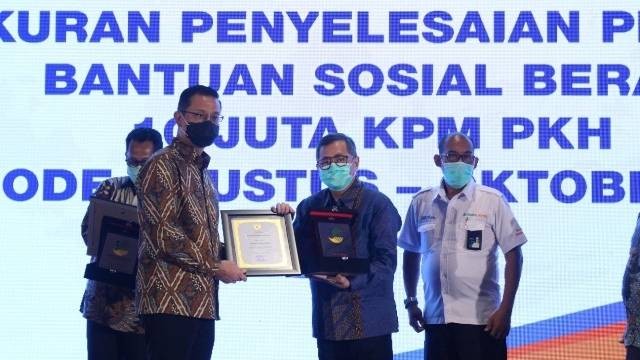 Eks Mensos Juliari Batubara (kiri) menghadiri penghargaaan DNR Corporation yang dianggap sukses menyalurkan banpres pada 2020. Dok: dnr.id.