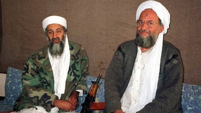 Zawahiri (kanan) dianggap sebagai tangan kanan Bin Laden, yang kemudian menjadi pemimpin al-Qaeda.