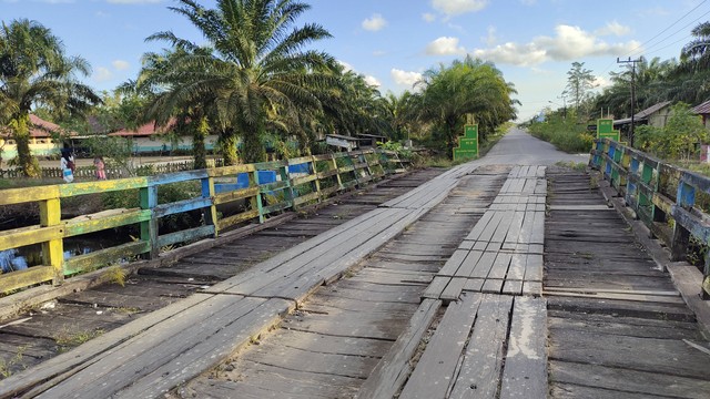 Jembatan penghubung Desa Tanjung Terantang kini nampak reot, Rabu (3/8). Jembatan ini merupakan salah satu jembatan yang diusulkan pembenahan menggunakan dana APBN. Foto: Lukman Hakim/InfoPBUN