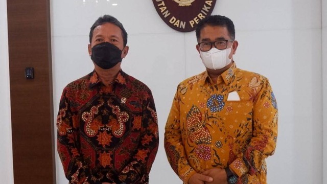 Pertemuan Penjabat Gubernur Sulawesi Barat Akmal Malik (kanan) dengan Menteri Kelautan dan Perikanan Sakti Wahyu Trenggono. Foto: Dok. Humas Pemprov Sulbar