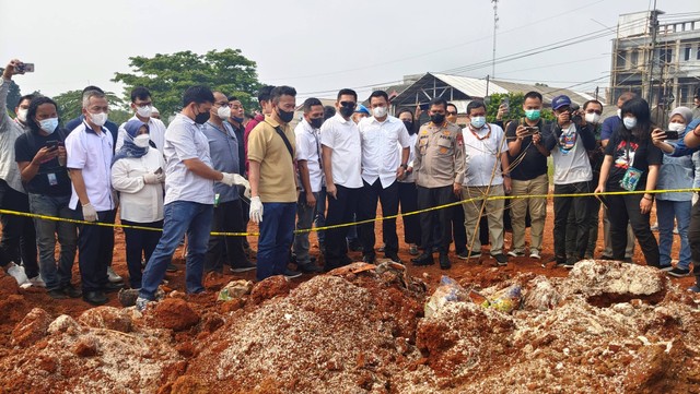 Polda Metro Jaya dan kuasa hukum JNE datangi lokasi penguburan dugaan banpres, Rabu (3/8/2022). Foto: Dok. Istimewa