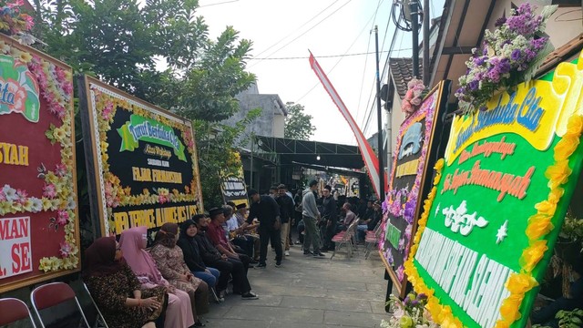 Suasana duka di kediaman Tri Fajar Firmansyah (23) pendukung PSS Sleman yang jadi korban salah sasaran, di Pedukuhan Tambakbayan, Caturtunggal, Depok, Kabupaten Sleman, DIY. Foto: Arfiansyah Panji Purnandaru/kumparan