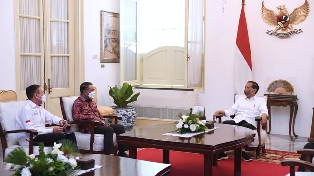 Presiden Joko Widodo menerima Menpora Zainudin Amali dan Ketua Umum PSSI Mochamad Iriawan di Istana Merdeka, Jakarta, Rabu (3/8/2022). Foto: Biro Pers Sekretariat Presiden