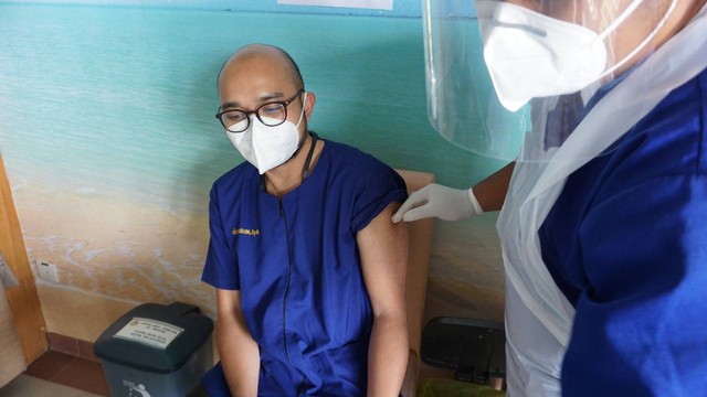 Pemberian vaksin booster kedua di RSUP Sanglah Denpasar, Bali - IST