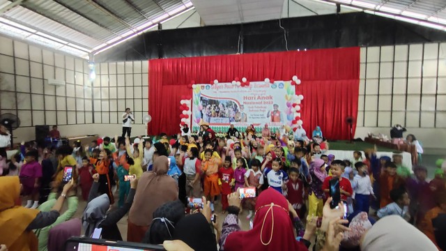 Sejumlah anak-anak PAUD di kota Pangkalan Bun dan sekitarnya mengikuti peringatan hari anak nasional yang diselenggarakan oleh Dinas Pendidikan dan Kebudayaan Kobar di La Tansa Hall. Foto: Lukman Hakim/InfoPBUN