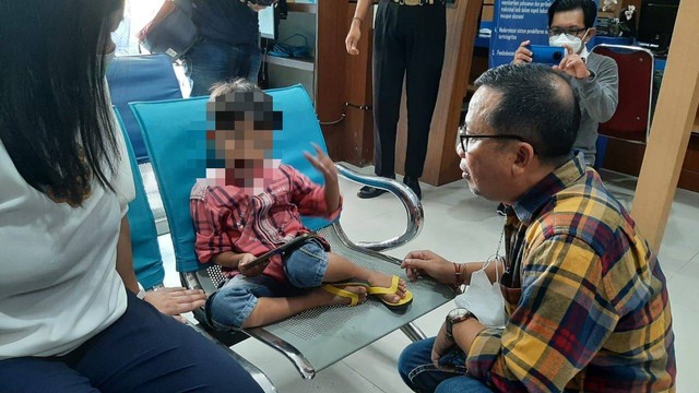 Anak pekerja migran yang melihat saat ayahnya membunuh ibunya di Malaysia, dijemput oleh petugas Dinas Sosial Sulawesi Selatan. Foto: Dok Hi!Pontianak 