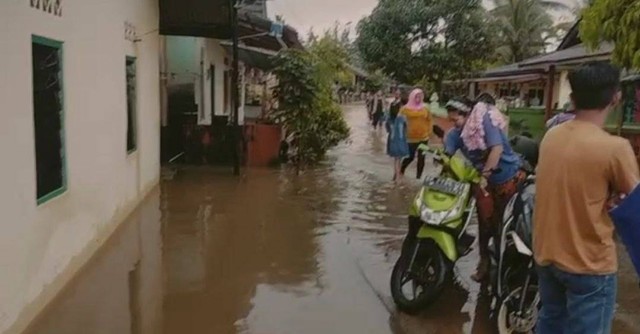 Banjir di Kijang, Bintan Timur. (Foto: Ary/Batamnews)