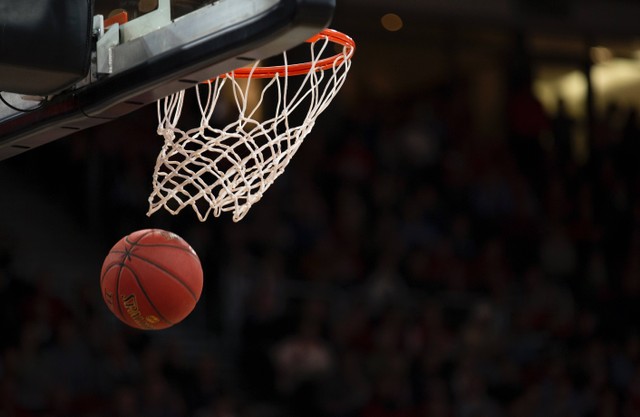 Ilustrasi teknik overhead pass dalam basket. Foto: Unsplash