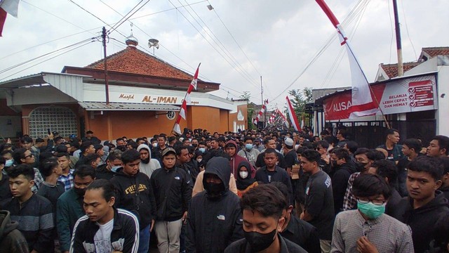 Suporter PSS Sleman mengiringi pemakaman Tri Fajar Firmansyah (23) di Makam Glendongan I, Tambakbayan, Condongcatur, Depok Sleman, Rabu (3/8/2022). Foto: Arfiansyah Panji Purnandaru/kumparan