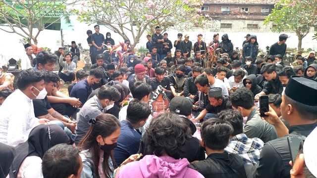 Suporter PSS Sleman mengiringi pemakaman Tri Fajar Firmansyah (23) di Makam Glendongan I, Tambakbayan, Condongcatur, Depok Sleman, Rabu (3/8/2022). Foto: Arfiansyah Panji Purnandaru/kumparan