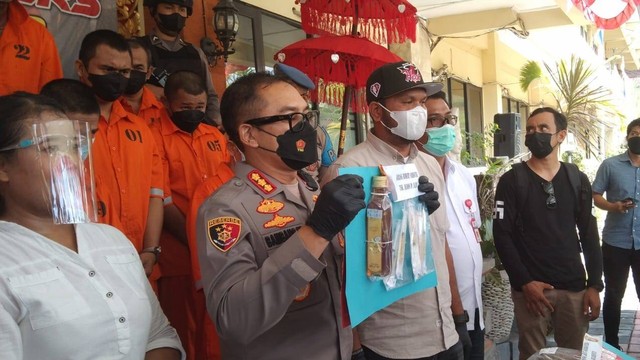 Kapolresta Denpasar, Kombes Pol. Bambang Yugo Pamungkas, Mapolresta Denpasar, Bali, Rabu (3/8) saat menunjukkan barang bukti narkoba - KAD