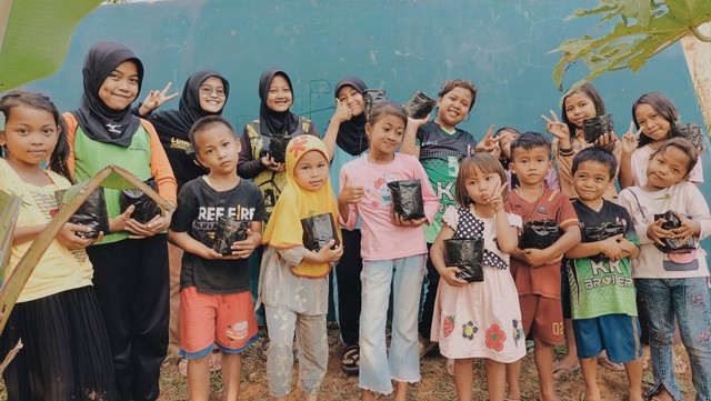 Mahasiswa  KKN-T IPB University Tanam Komoditas Hortikultura Bersama Anak-Anak Desa Ponggang, Subang